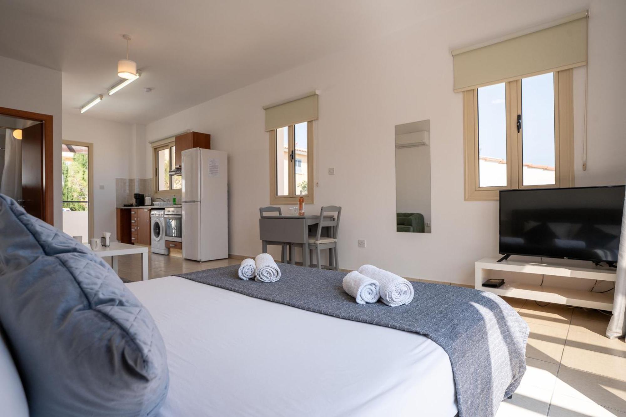 Stylish With Pool, Sea Views, Fast Wifi And Large Blacony Peyia