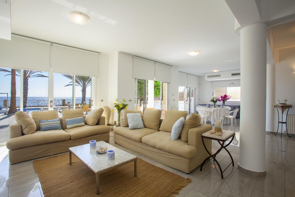 Meneou Beachfront Sunset Holiday home *