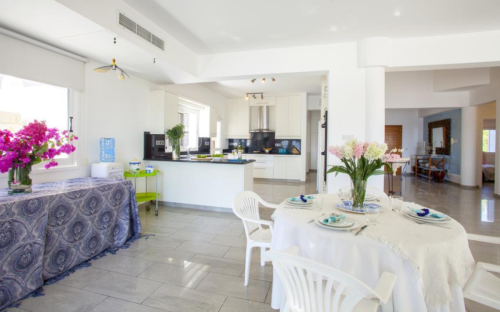 Meneou Beachfront Sunset Holiday home *