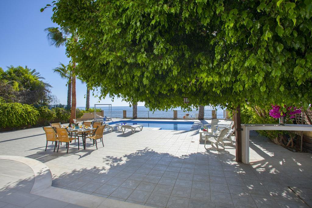 Meneou Beachfront Sunset Holiday home *