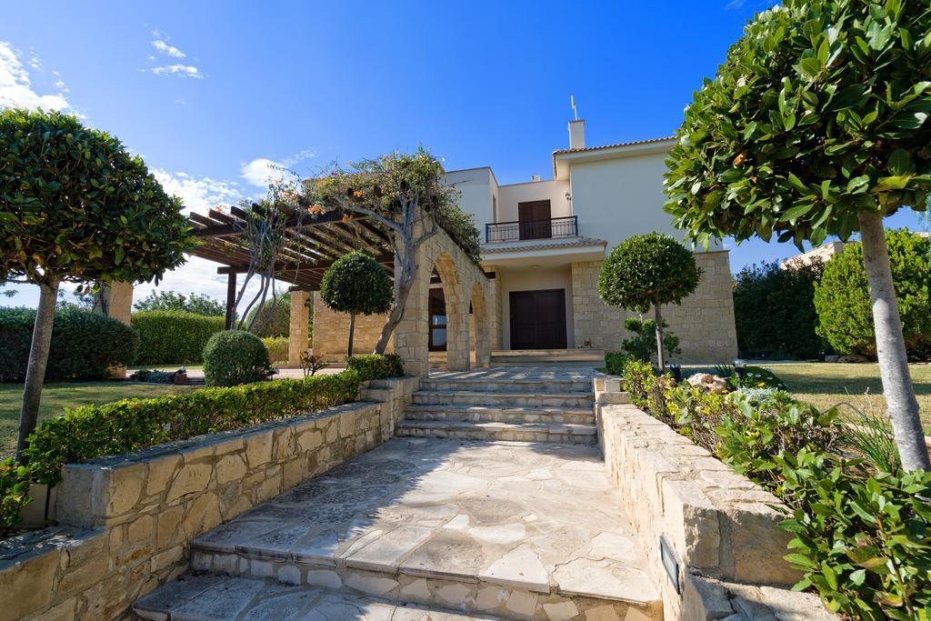 3 Bedroom Anarita With Private Pool, Aphrodite Hills Holiday home