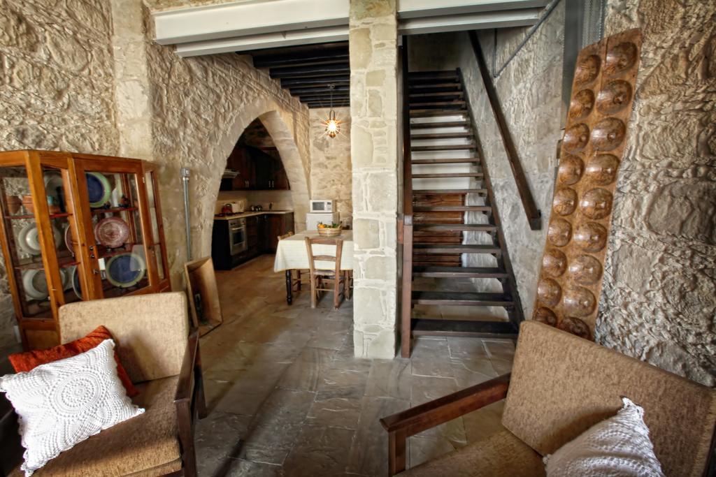 Leonidas Village Country house Goudhi