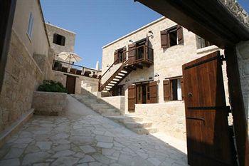 Leonidas Village Country house Goudhi