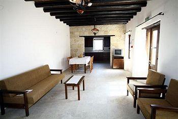 Leonidas Village Country house Goudhi