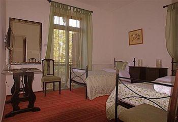 Lefkara Hotel *