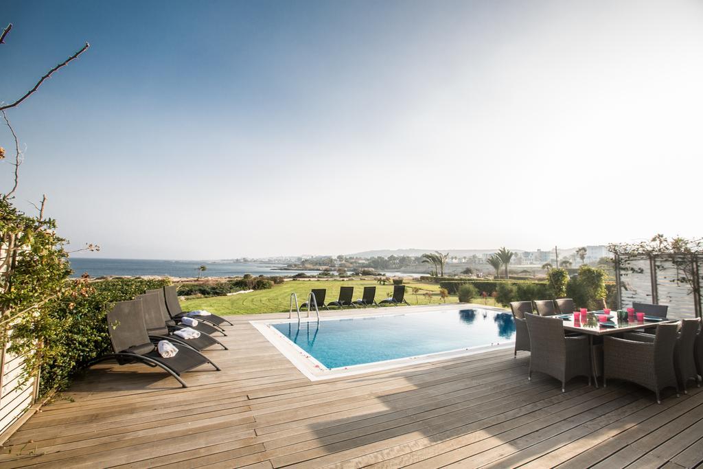 Villa Leana Front Line