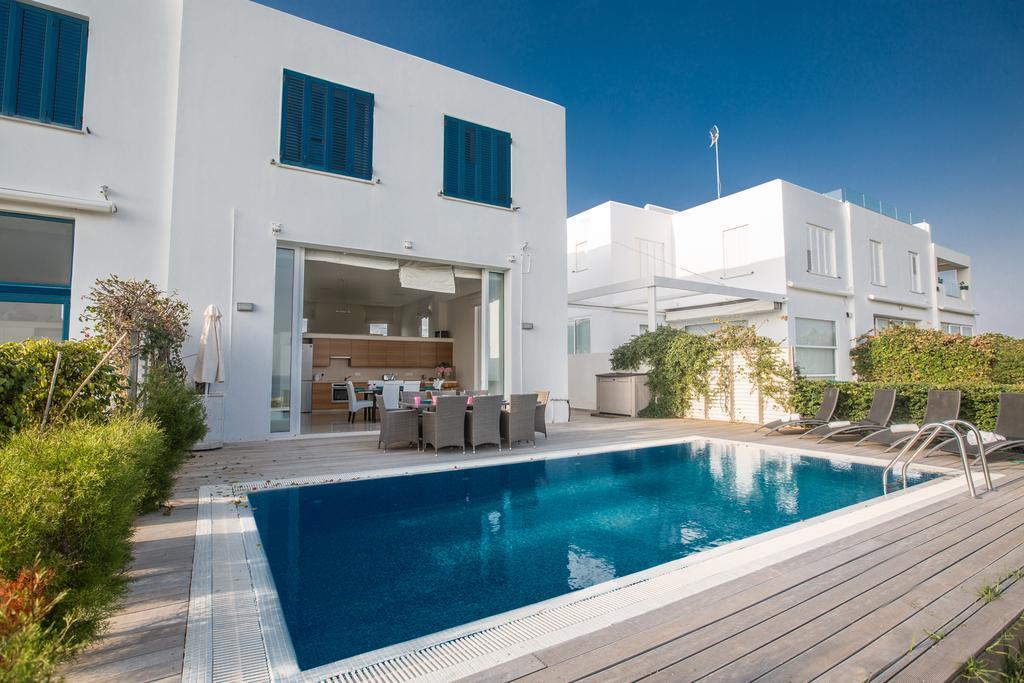 Villa Leana Front Line