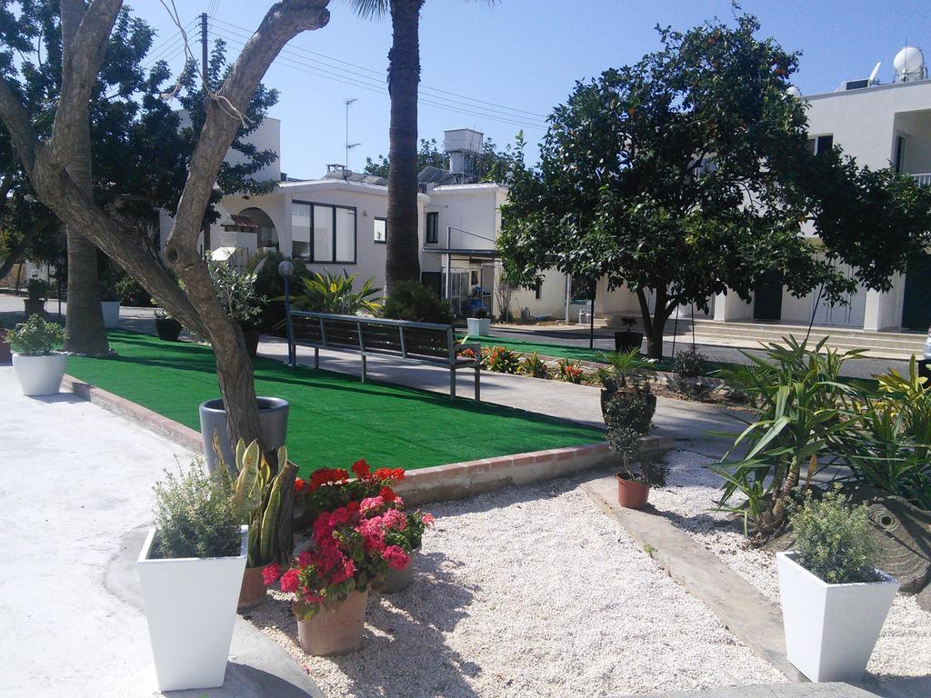 Zoe's Court Aparthotel Klorakas