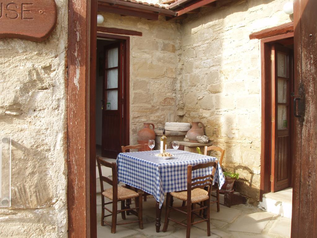 Niovi House * Tochni