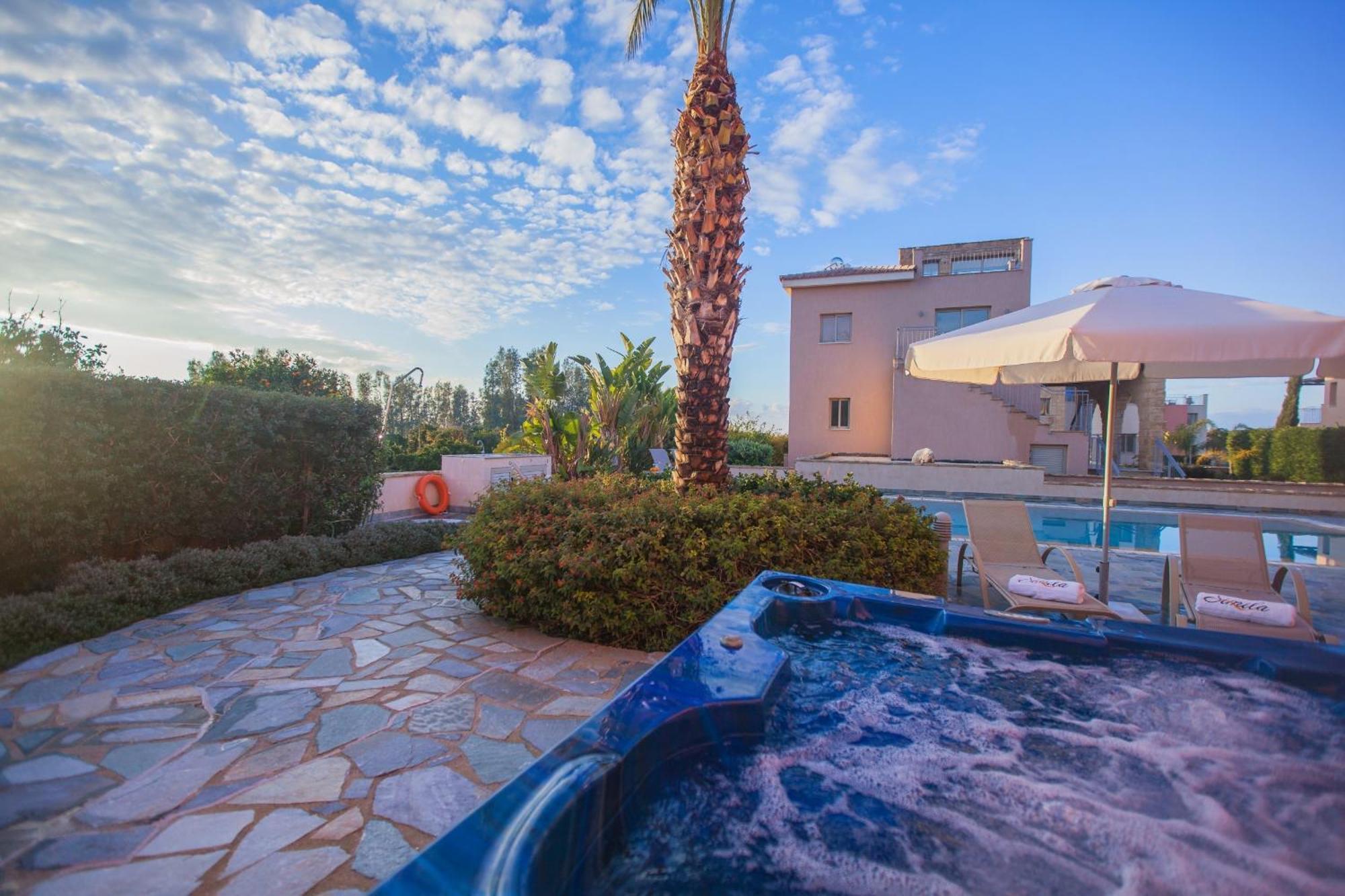 Saraliana Sandy - Heated Pool - Jacuzzi - Private Area