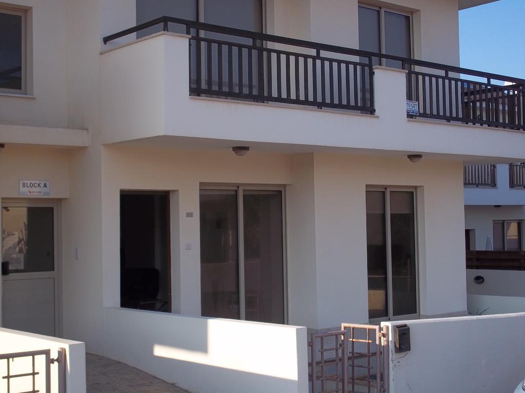 Lee Apartment *