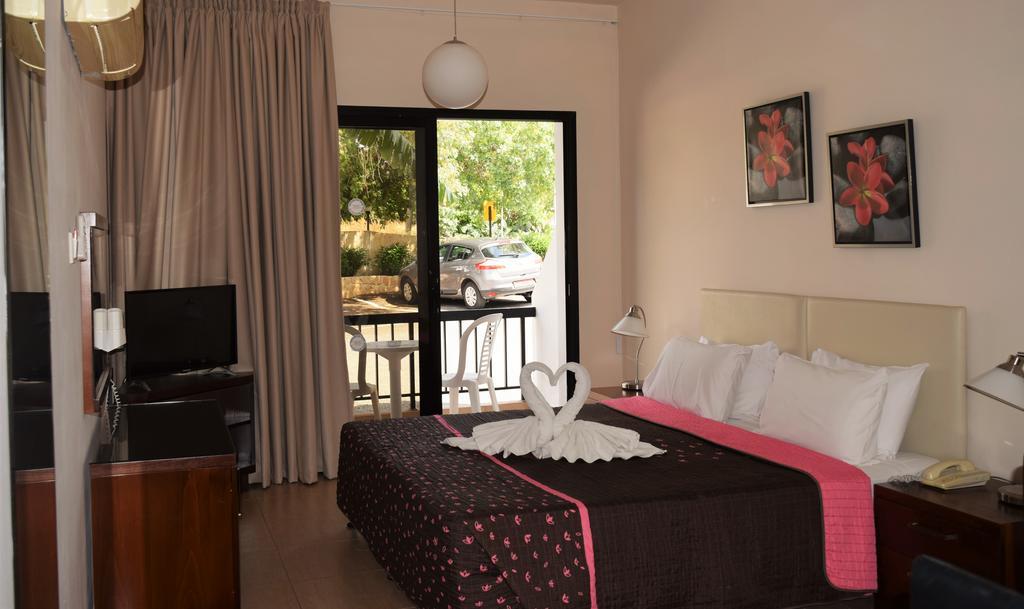 Anna Aparthotel 3*