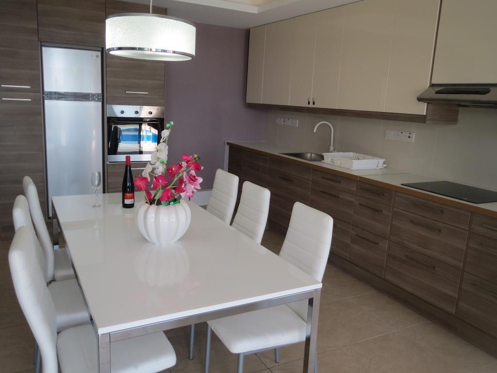Apartment City Views - Only For Couples Limassol