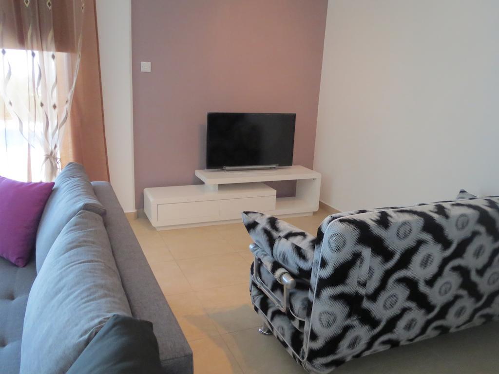 Apartment City Views - Only For Couples Limassol