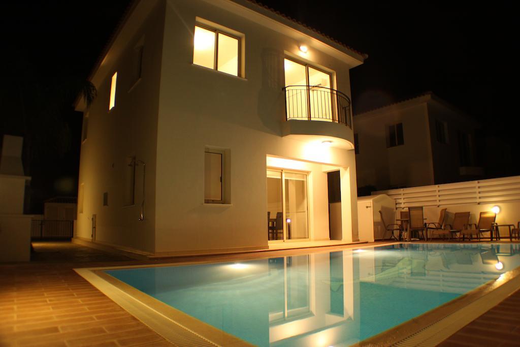 Villa Palm Tree