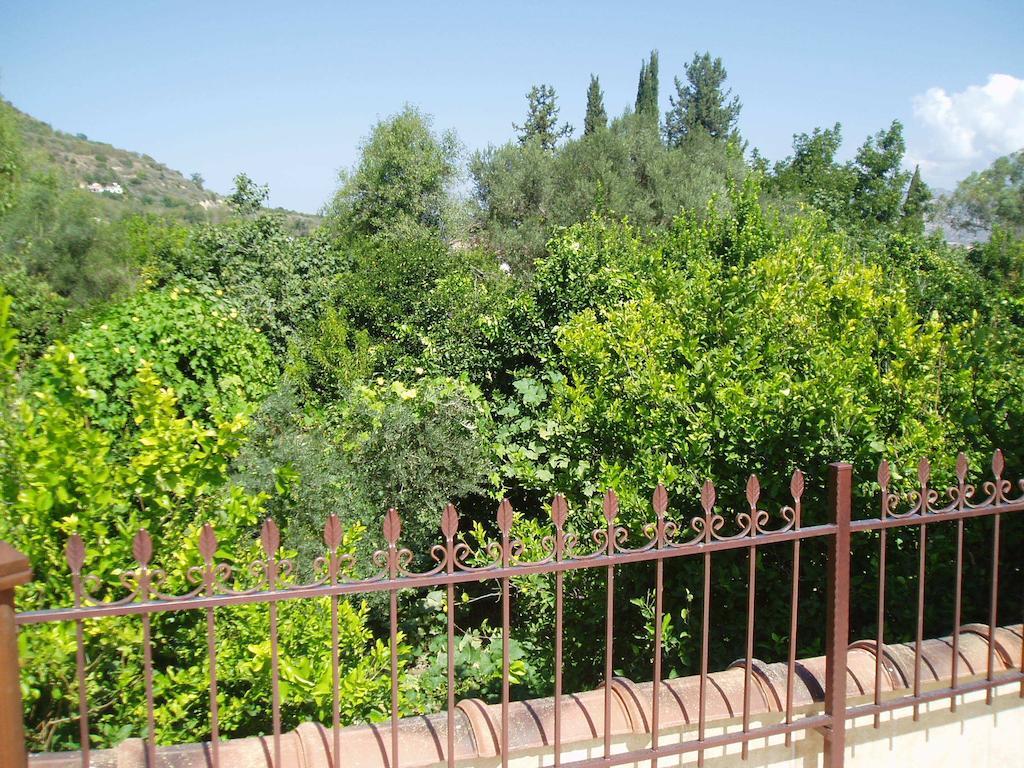 Valencia Grove Miliou