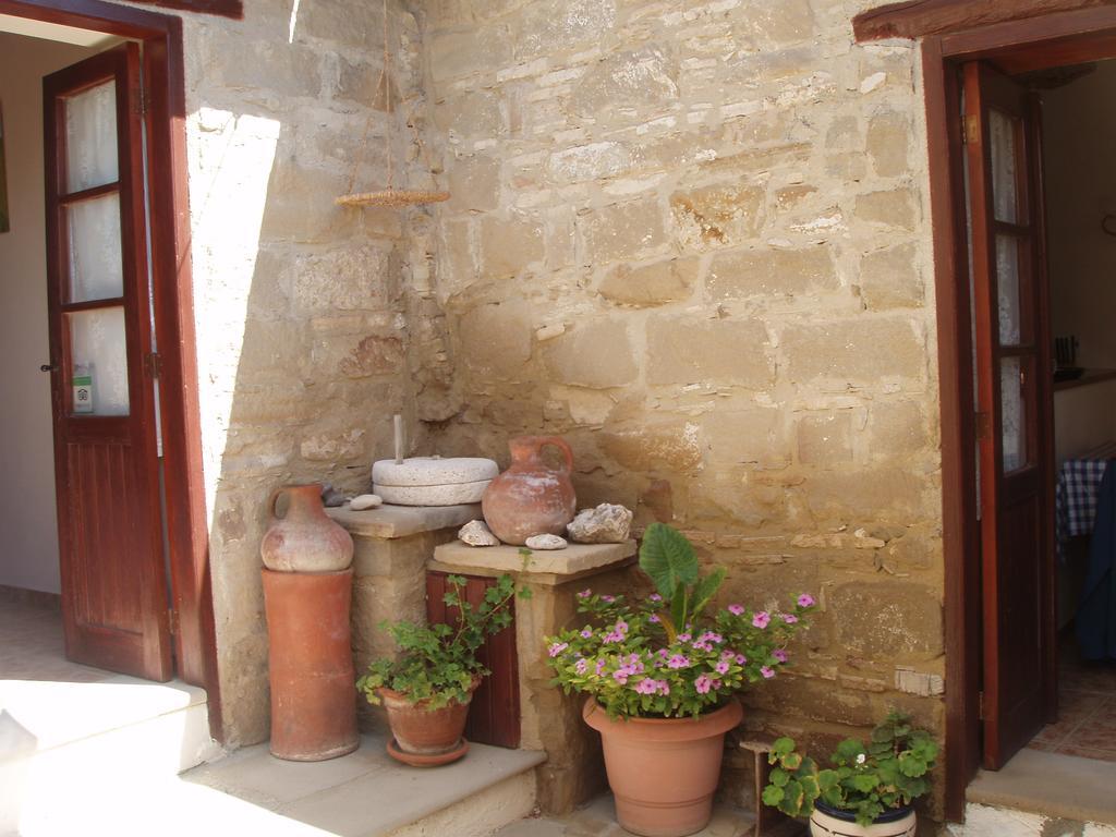Niovi House