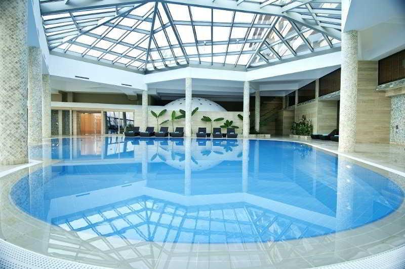 Noah's Ark Deluxe Hotel