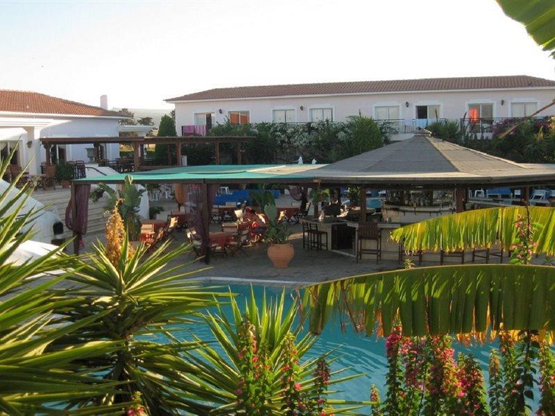 Akamanthea Village * Polis