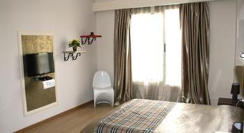 Sunrise Arches Apartments *