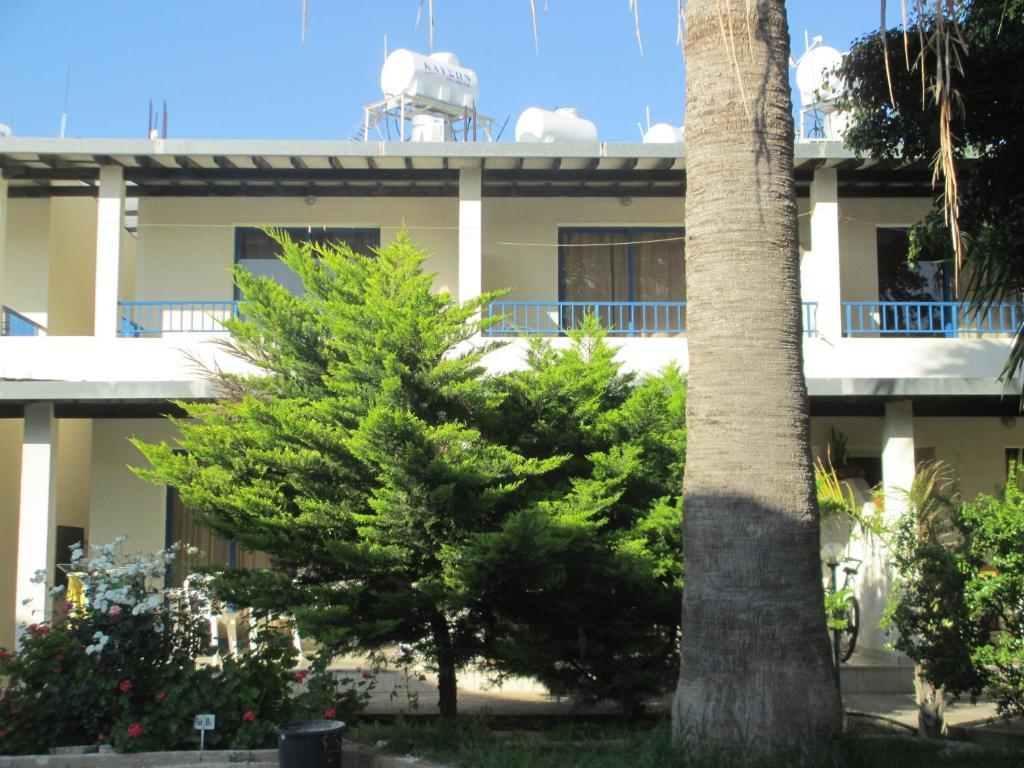Zoe's Court Aparthotel