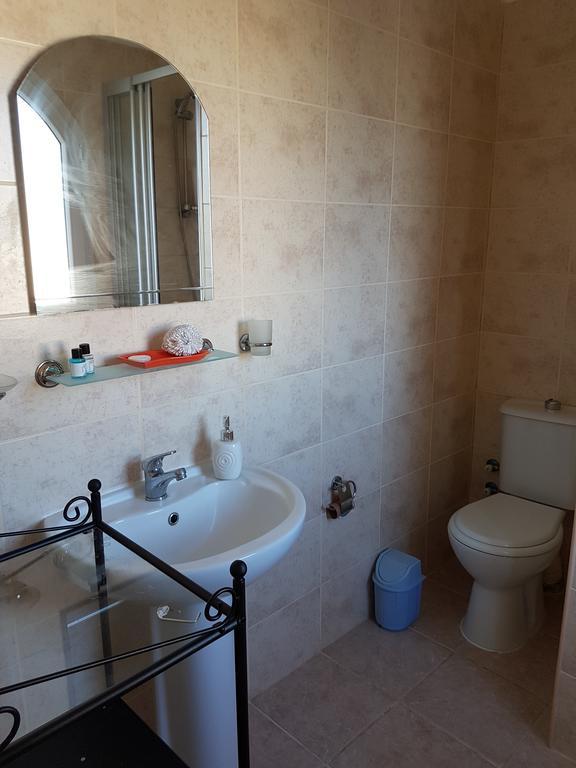 Aphrodite Beachfront Penthouse Ghaziveran