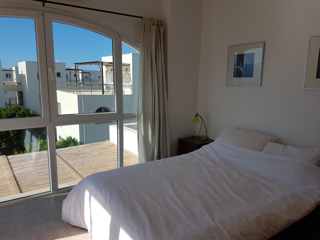 Aphrodite Beachfront Penthouse Ghaziveran