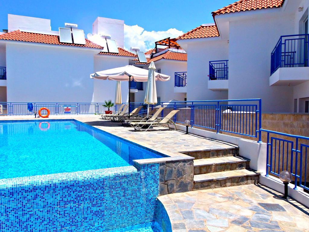 1 Bedroom - Private Heated Jacuzzi - Large Communal Pool