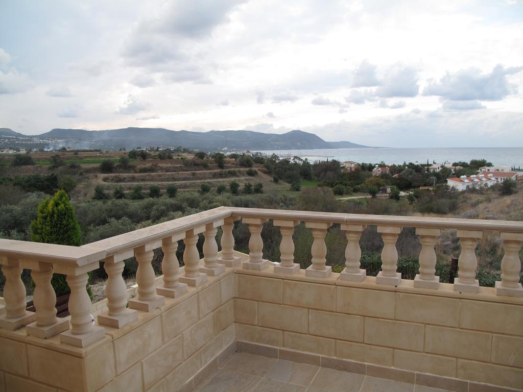 Chriseleni Latchi Polis