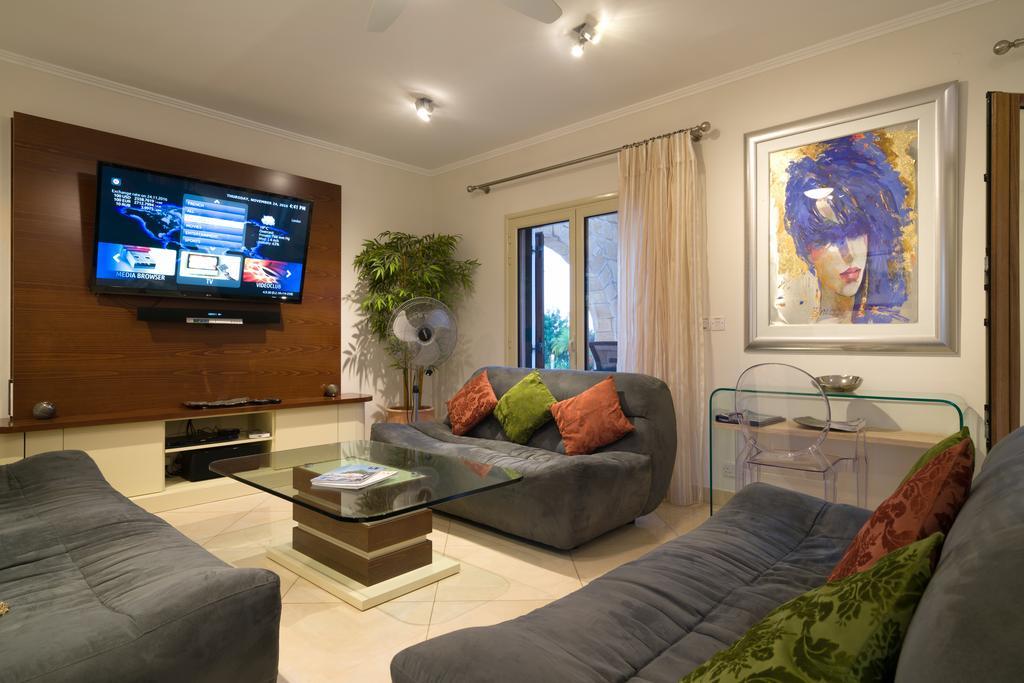Villa 5 Bedroom Villa Rio With Large Private Pool And Hot Tub, Aphrodite Hills Resort Kouklia