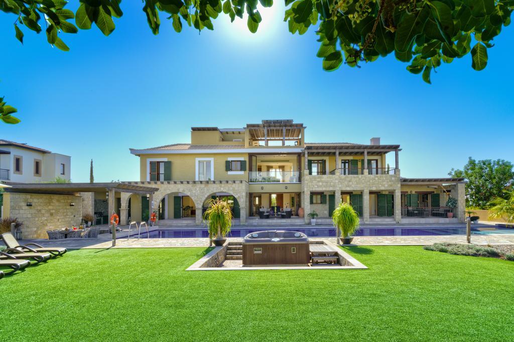 Villa 5 Bedroom Villa Rio With Large Private Pool And Hot Tub, Aphrodite Hills Resort *