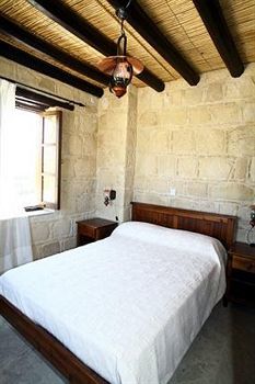 Leonidas Village Country house Goudhi