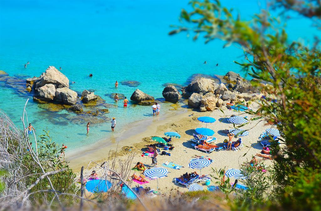 Leonies By The Sea *