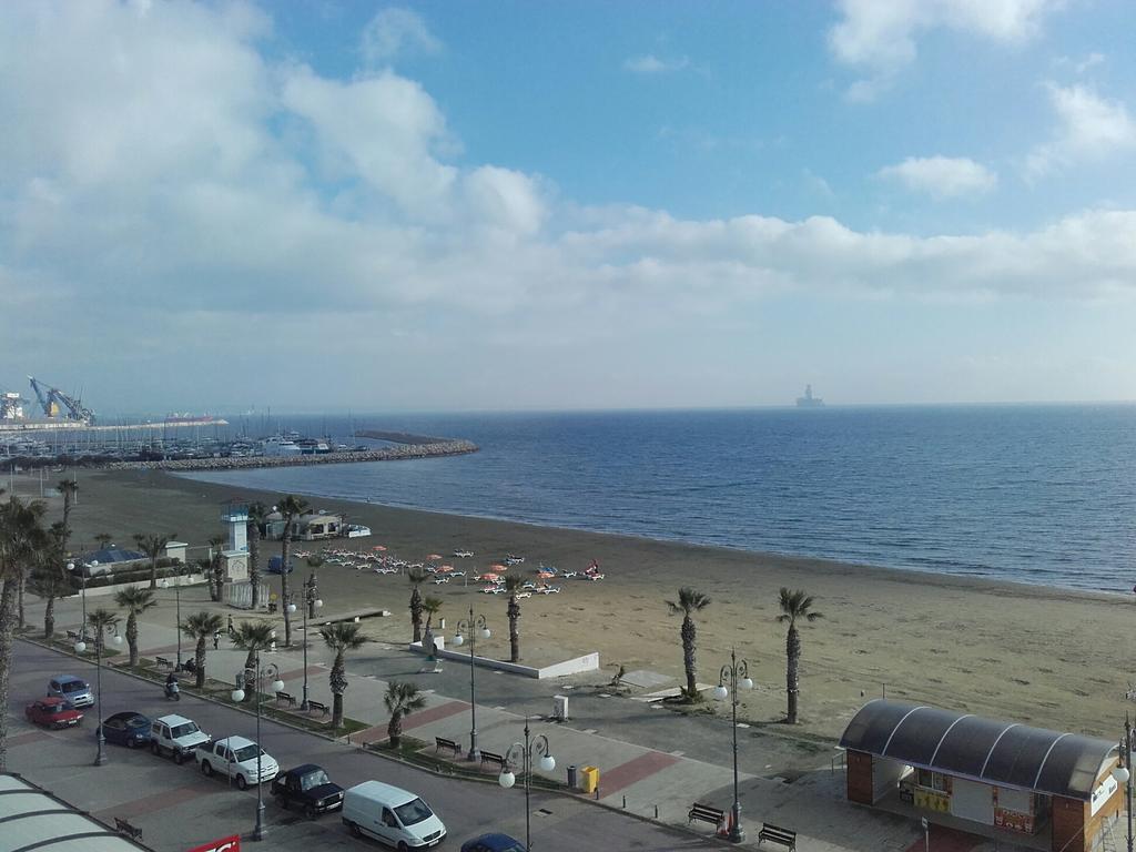 Palm Sea Beach Holiday Suites And Larnaca