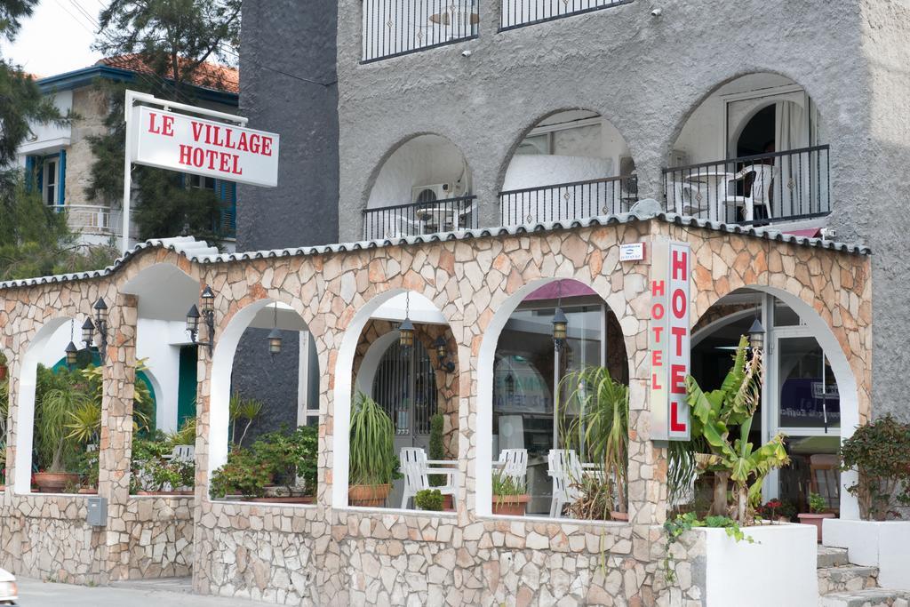 Le Village Hotel *