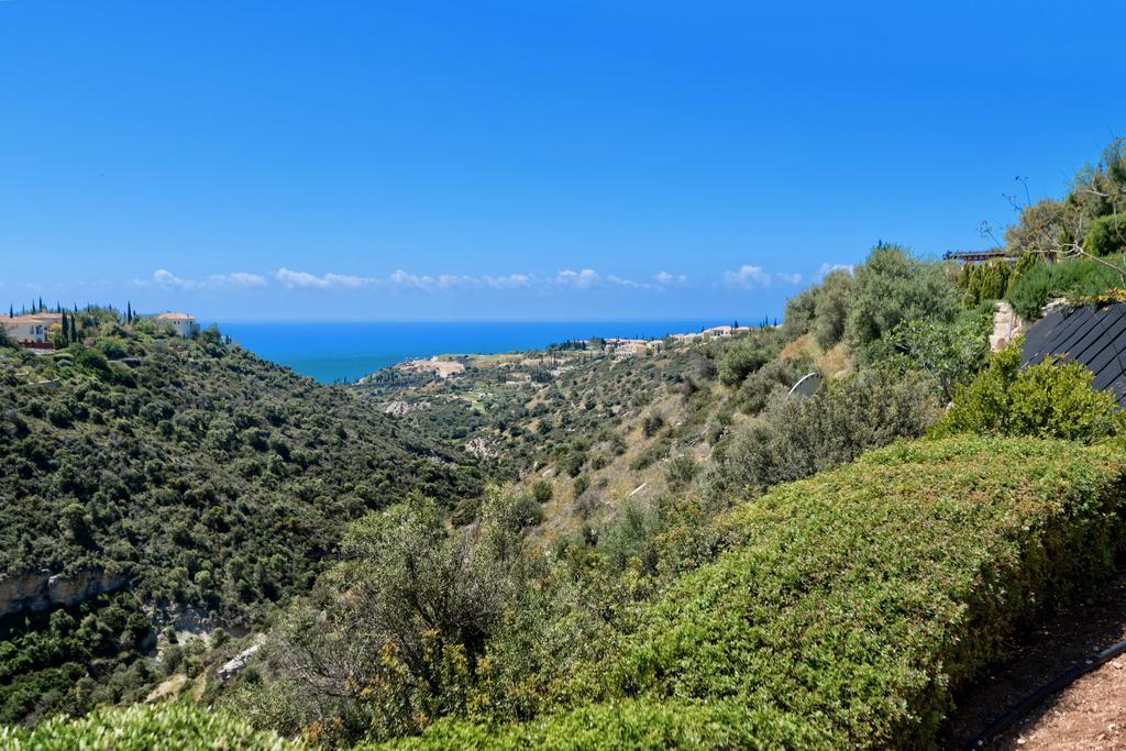 4 Bedroom Helidoni With Private Infinity Pool, Aphrodite Hills Villa Kouklia