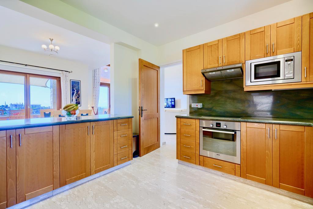 4 Bedroom Helidoni With Private Infinity Pool, Aphrodite Hills Villa Kouklia
