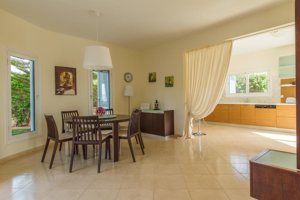 Riverside Villa Polis
