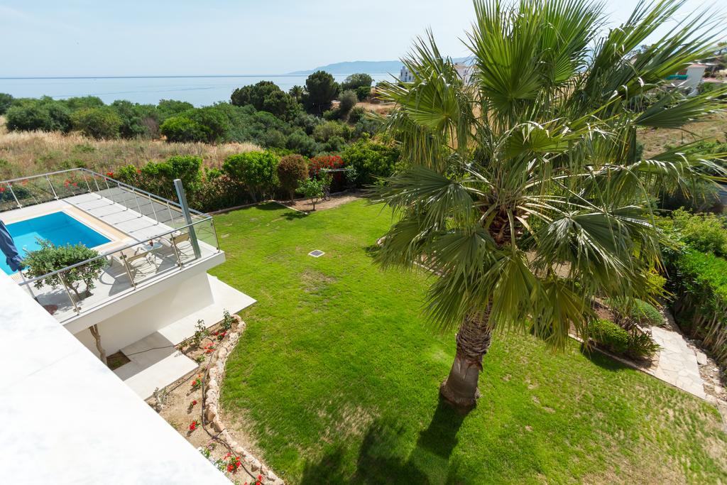 Riverside Villa *