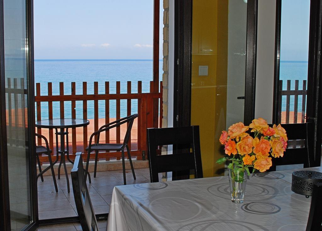 Venetia Beach House Pomos