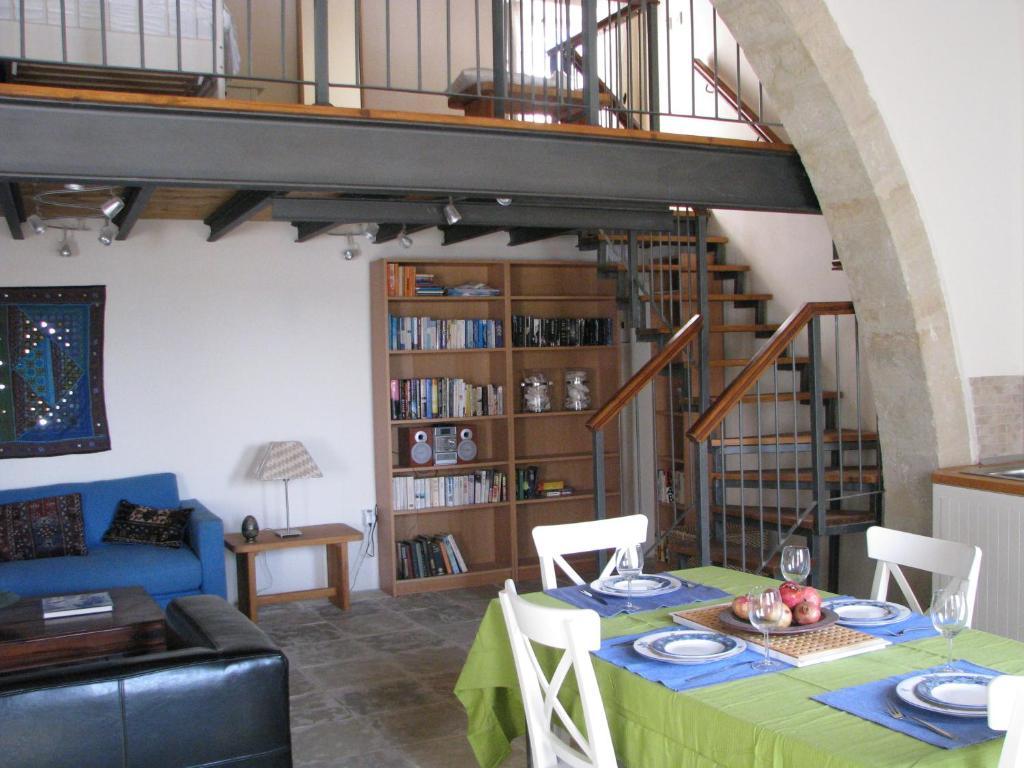 Dolphin And Studios *