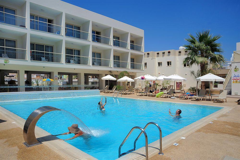 Nelia Gardens 4*