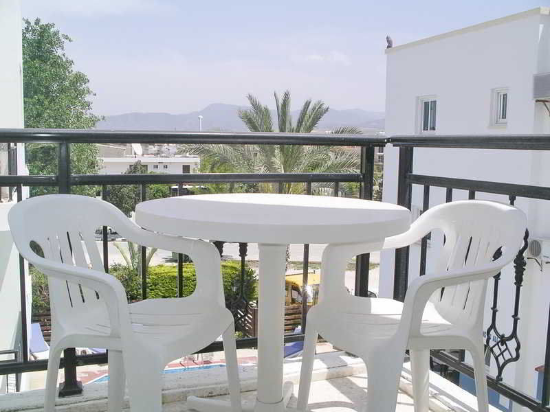 Renos Aparthotel