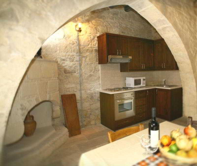 Leonidas Village Country house Goudhi