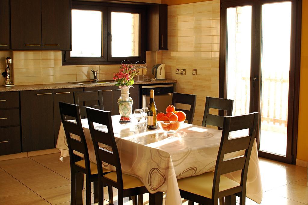 Venetia Beach House Pomos