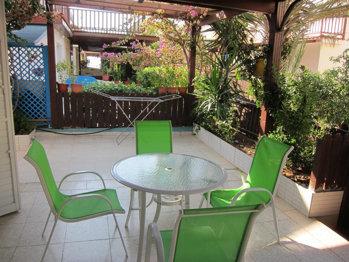 Spiros Seaside No. 11 * Meneou