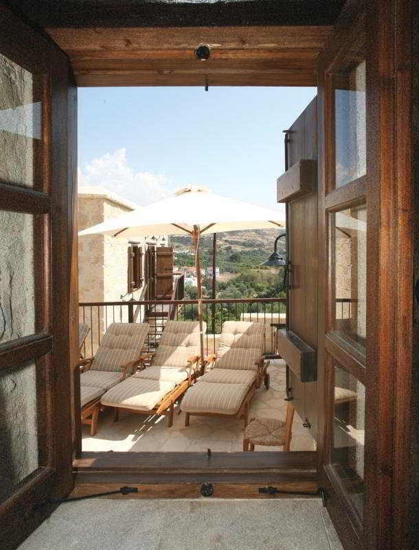 Leonidas Village Country house *