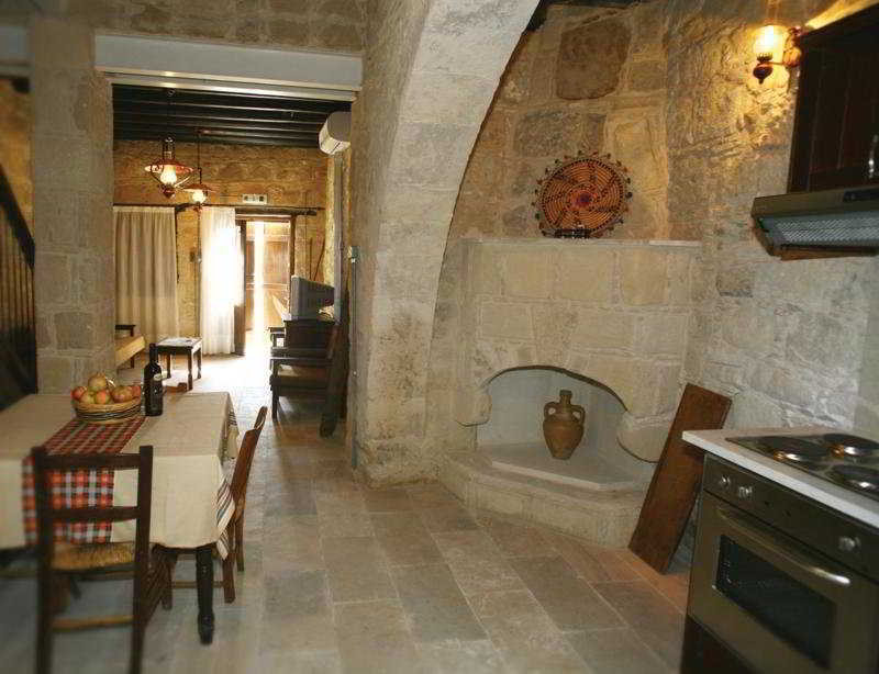 Leonidas Village Goudhi