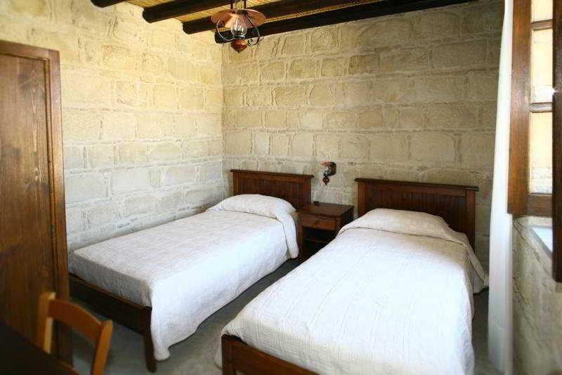Leonidas Village Country house *
