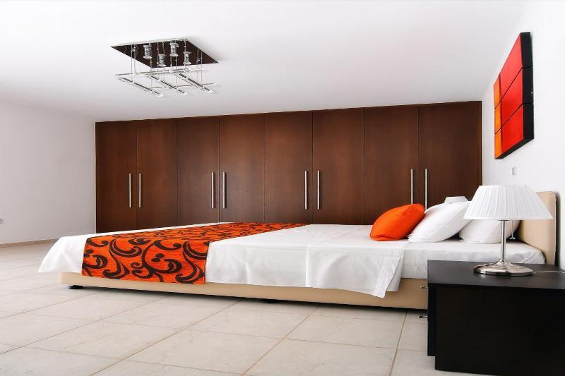 Oniros By Prestige Bookings * Peyia